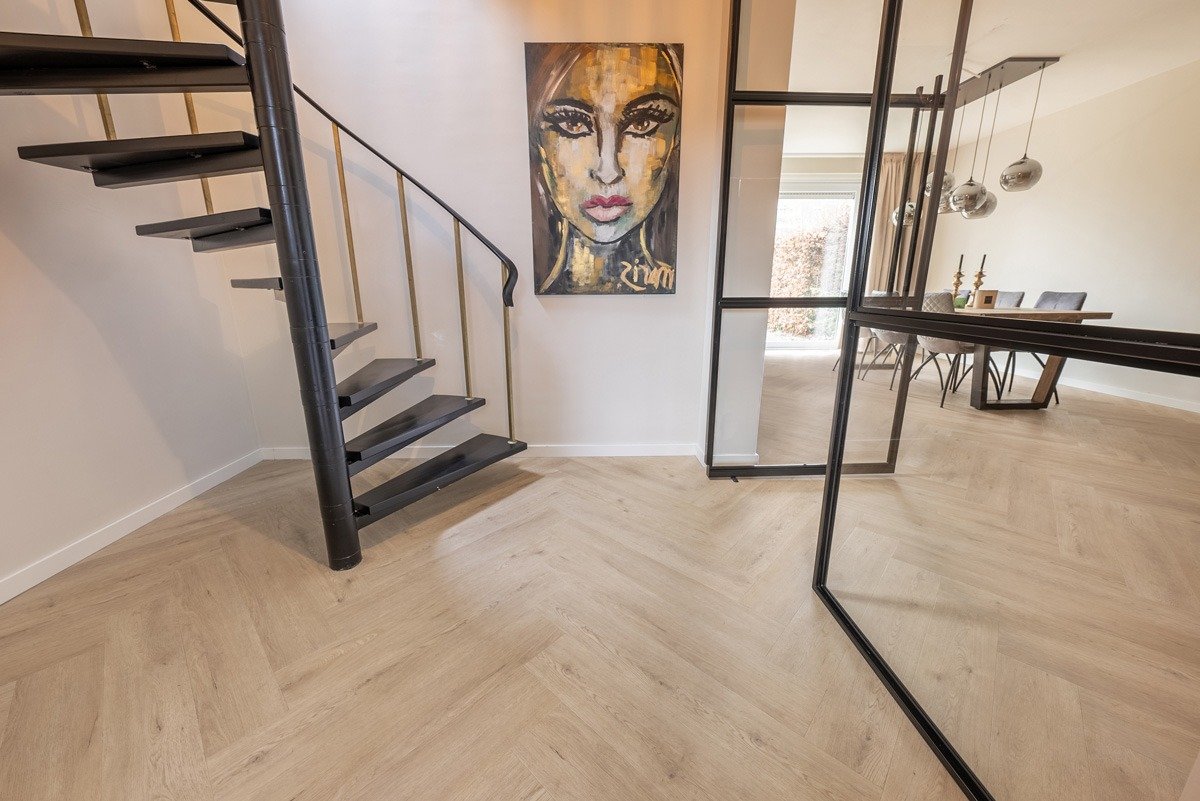 Walvisgraat-Click-PVC-vloer-Gaia-Grijsbeige-atmospheric