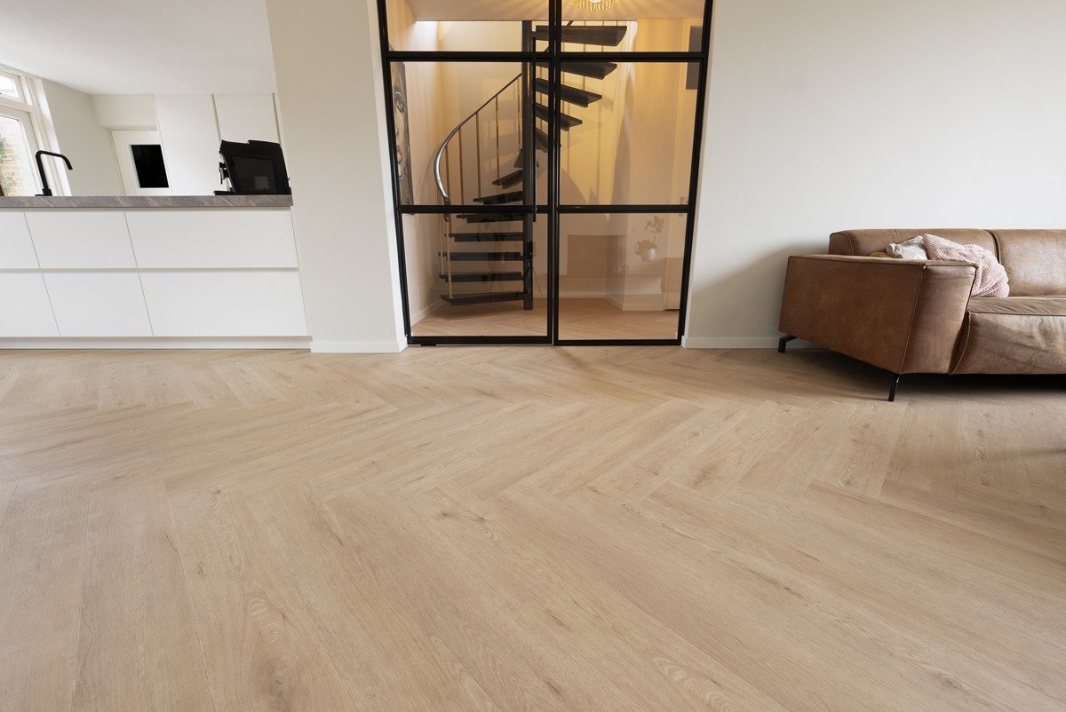 Walvisgraat-PVC-vloer-Gaia-Grijsbeige-atmospheric