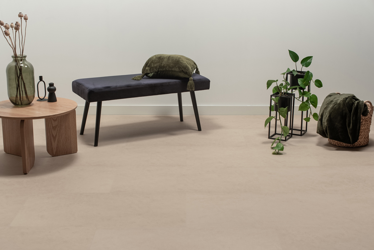 tegel_click_pvc_betonlook_beige_atmospheric.webp