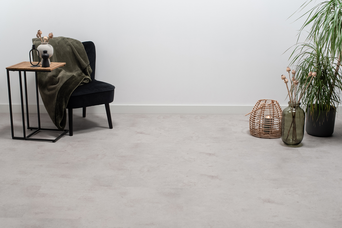 tegel_click_pvc_betonlook_lichtgrijs_atmospheric.webp
