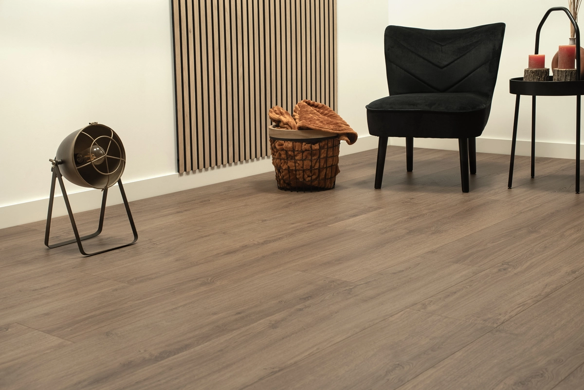 hybride_laminaat_steden_dublin_donkerbruin_eiken_atmospheric.webp
