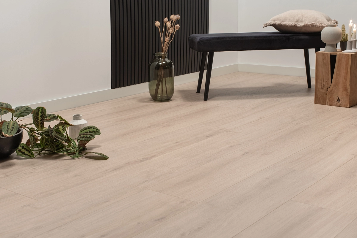 hybride_laminaat_steden_waterford_witbeige_eiken_atmospheric.webp