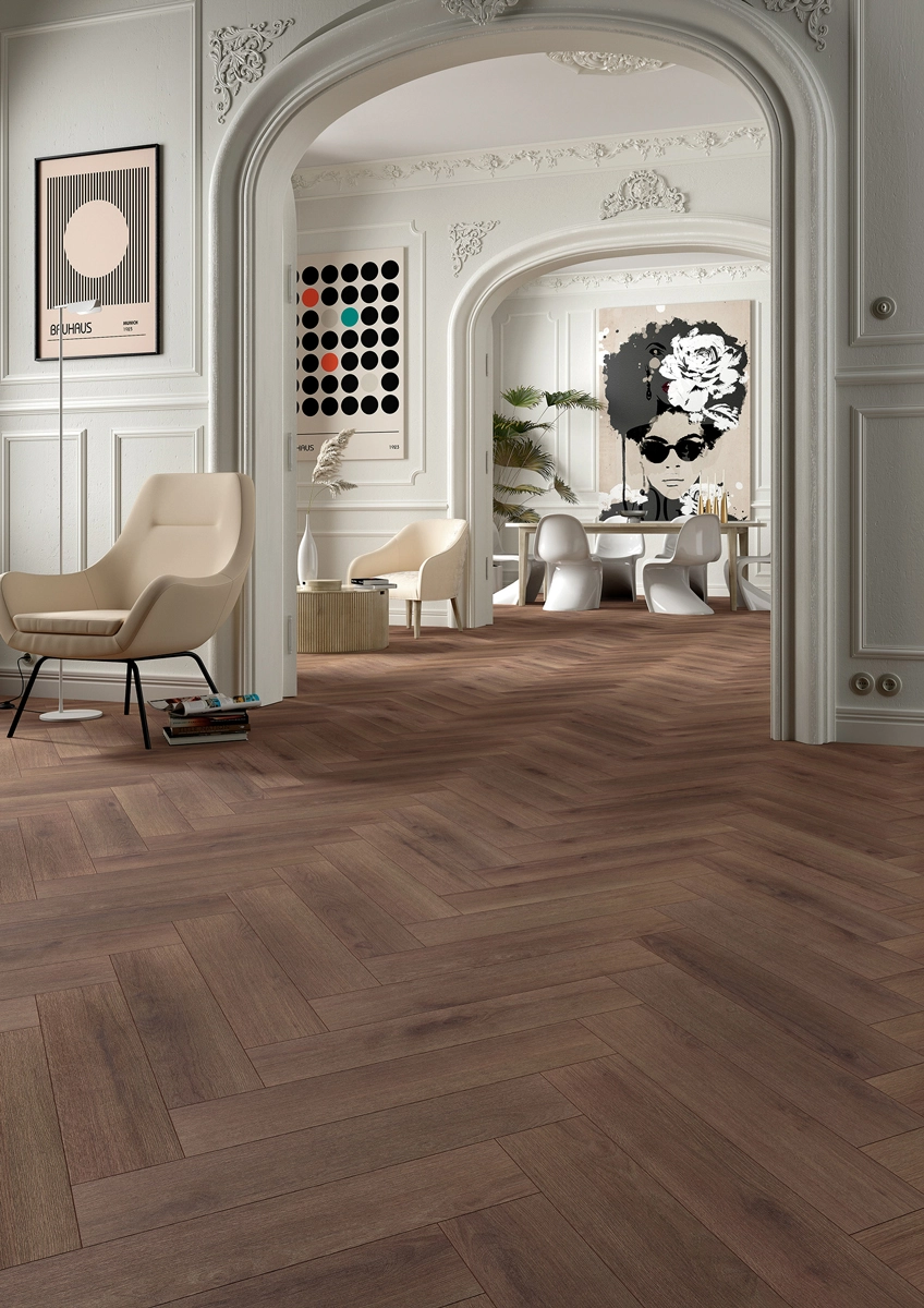 hybride_laminaat_visgraat_diepbruin_eiken_atmospheric.webp