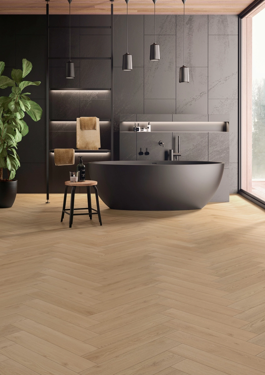 hybride_laminaat_visgraat_zandgrijs_eiken_atmospheric.webp