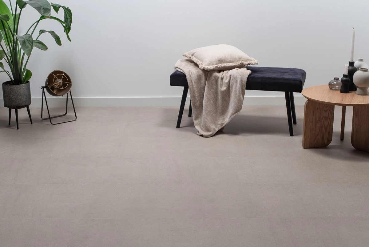 tegel_pvc_betonlook_greige_atmospheric.webp