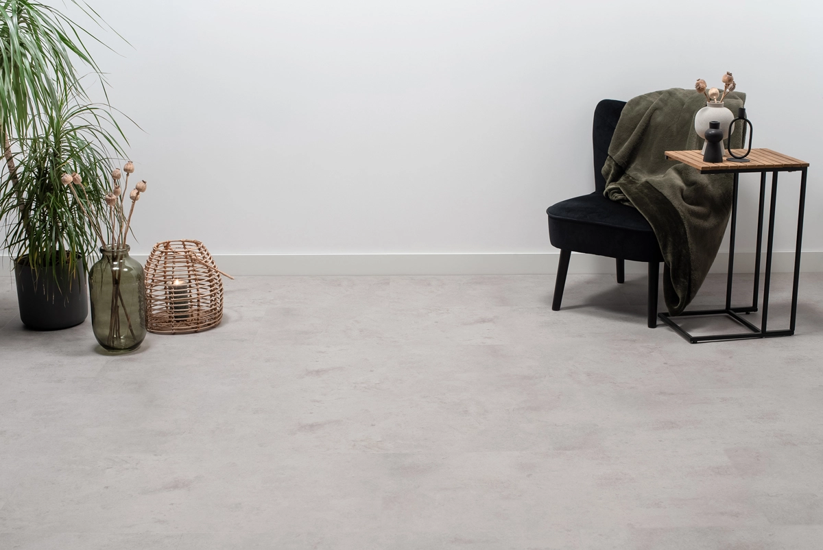 tegel_pvc_betonlook_lichtgrijs_atmospheric.webp